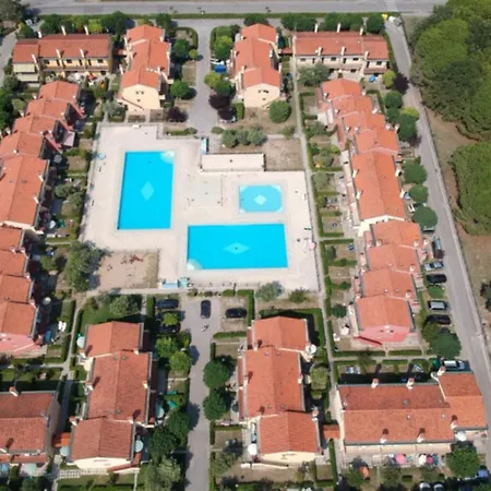 Townhouse With Garden And Pool In 아파트