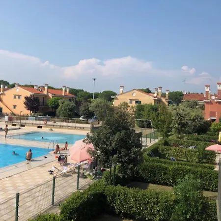 Townhouse With Garden And Pool In Διαμέρισμα Μπιμπιόνε