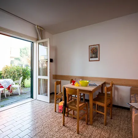 아파트 Townhouse With Garden And Pool In