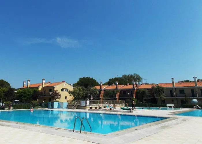 Апартаменты Townhouse With Garden And Pool In